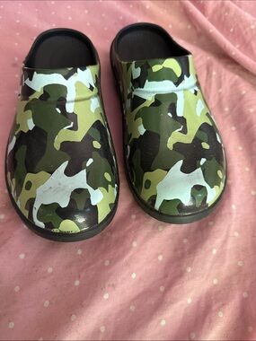 OOFOS Kids Camouflage Slip-On Clogs in Green and Black